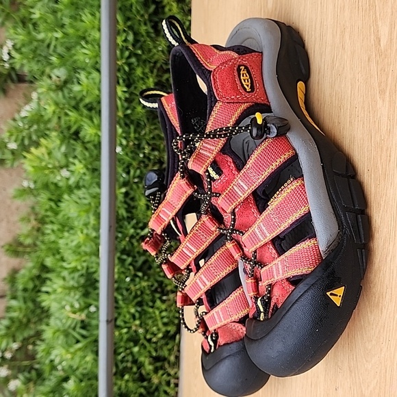 Keen Red and Black Sport Sandals with Closed-Toe Design Size US 6 EU 36 - Picture 1 of 10